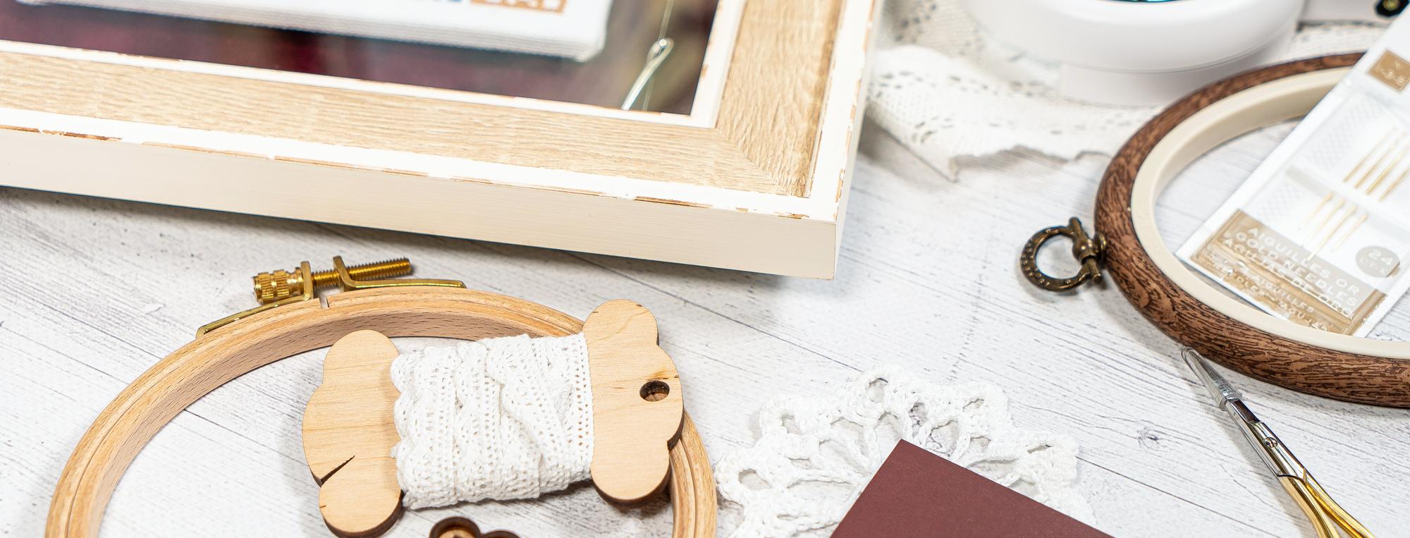 Interno atelier con telai e materiali